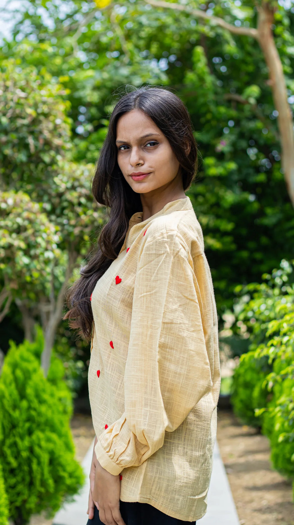 Beige slub cotton shirt - collar and button detail