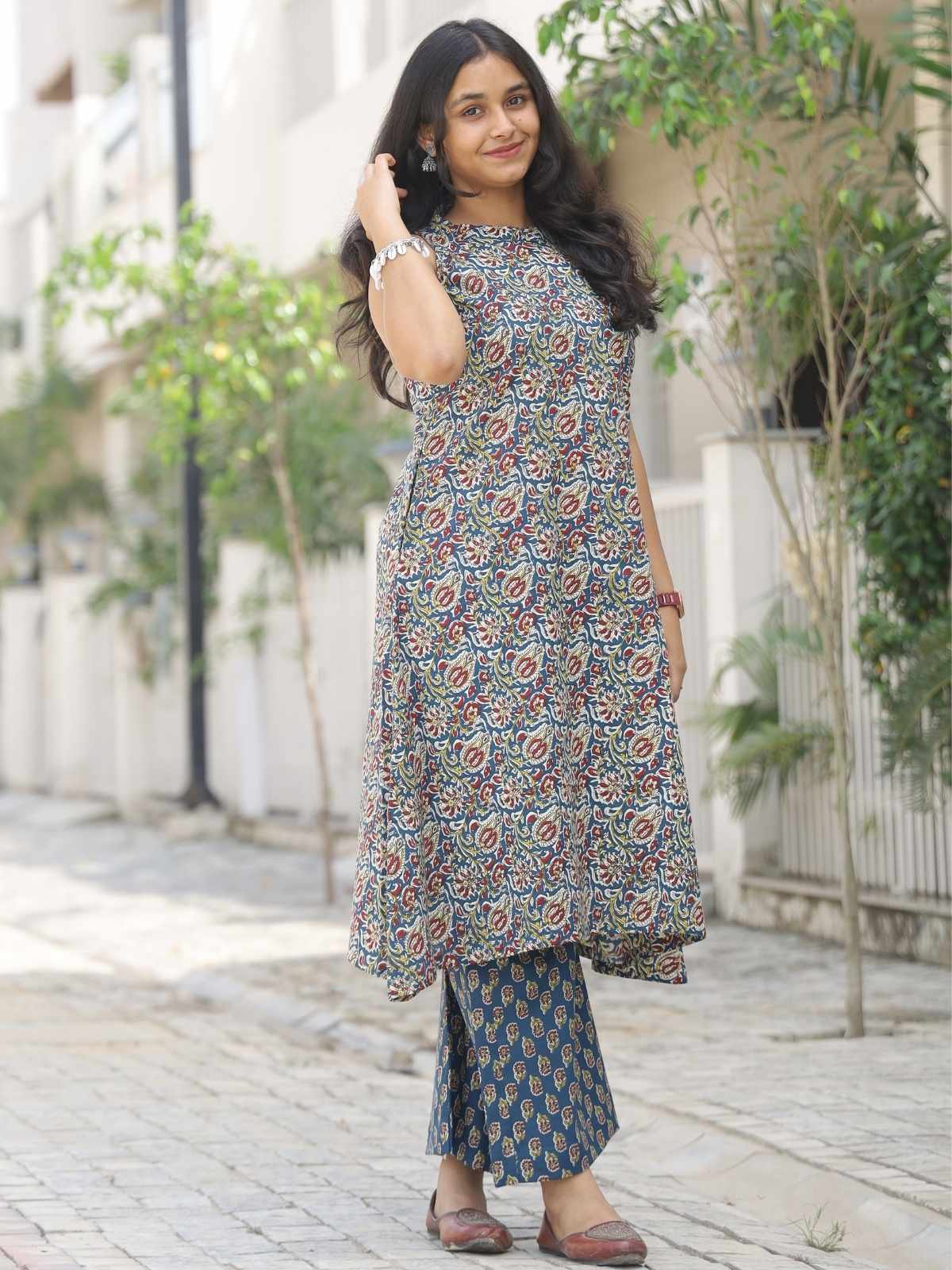 Blue floral sleeveless kurta palazzo set - side view