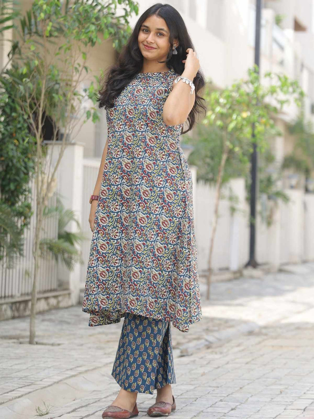 Blue floral kurta set - neckline detail