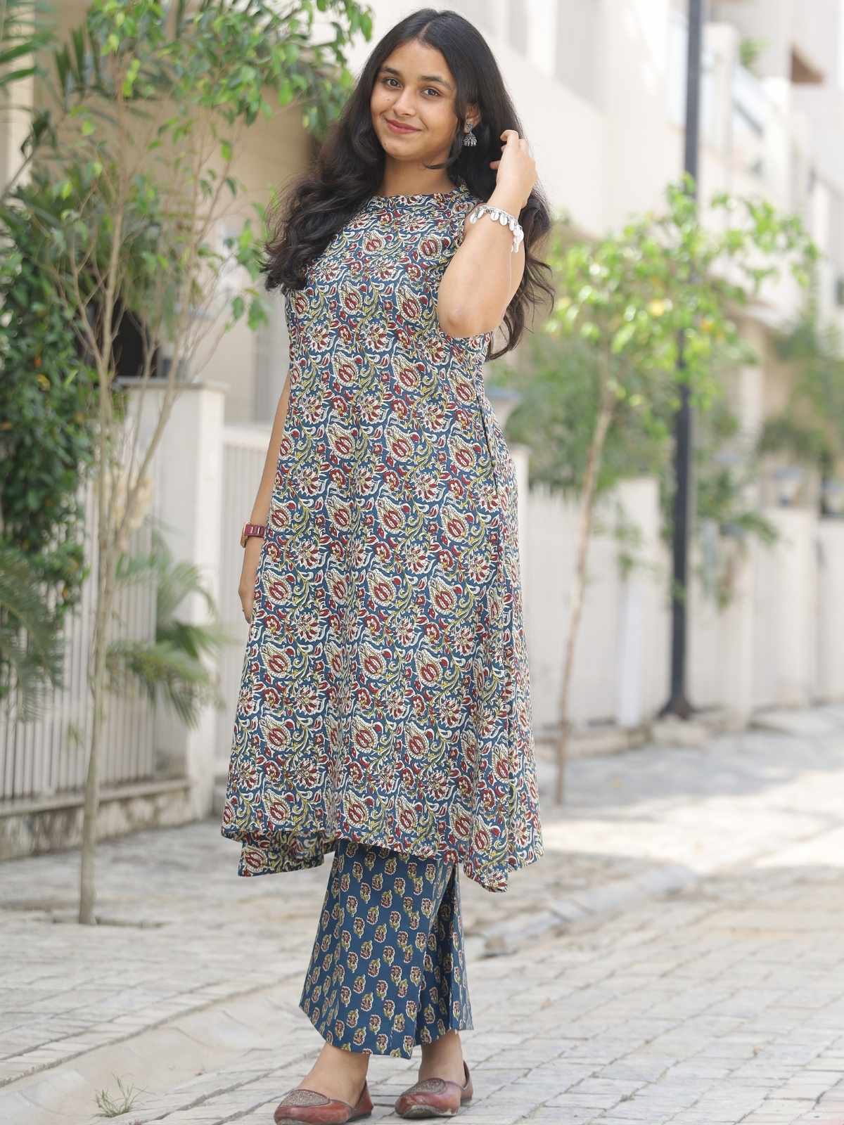 Blue floral kurta set - neckline detail